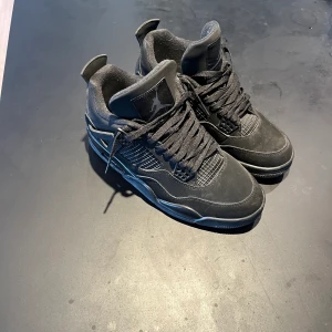 Jordan 4 black cat - Jordan 4 black cat som jag vill sälja för dom inte passar. Har använt dom typ 5 gånger. De finns box och allt me 