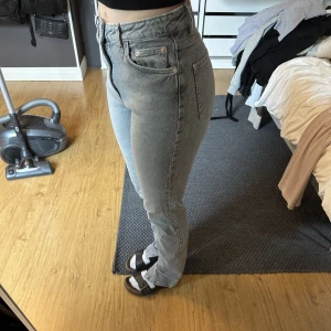 Zara jeans - Strl 38, högmidjade med slits nertill i bra skick. 