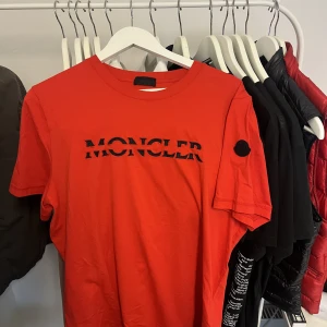 Moncler T-shirt - Säljer denna Moncler T-shirt Size: Medium Skick: Ny med tags  Skriv för fler bilder eller frågor 😁  150+ referenser 