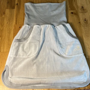 Sobea kjol - Supersöt kortkjol/mammakjol i velour/mjukismaterial. Aldrig använd! Lappen sitter kvar. Går att använda nervikt som på tredje bilden eller uppvikt. Storlek: L men väldigt stretchig midja så går att använda för mig som är storlek XS. 