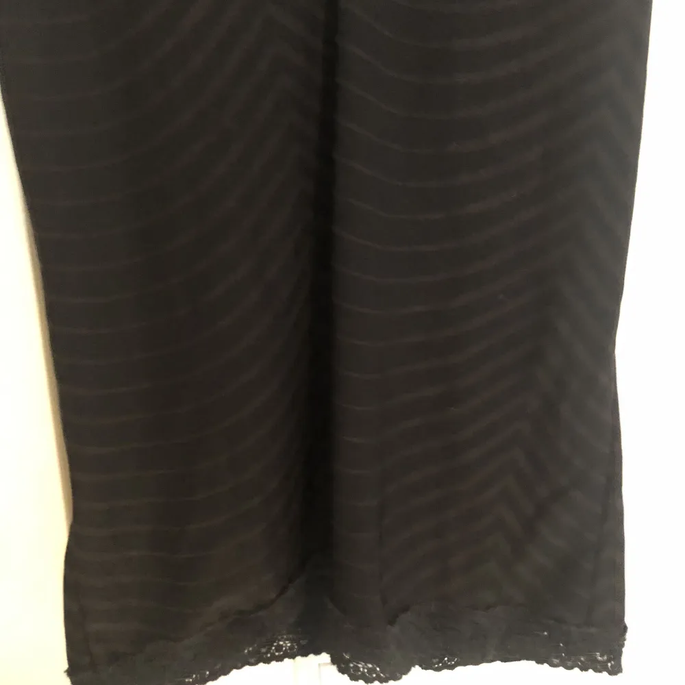 Jätte fint svart linne med spets och svagt randigt mönster. Från Vero Moda i storlek S💖. Toppar.