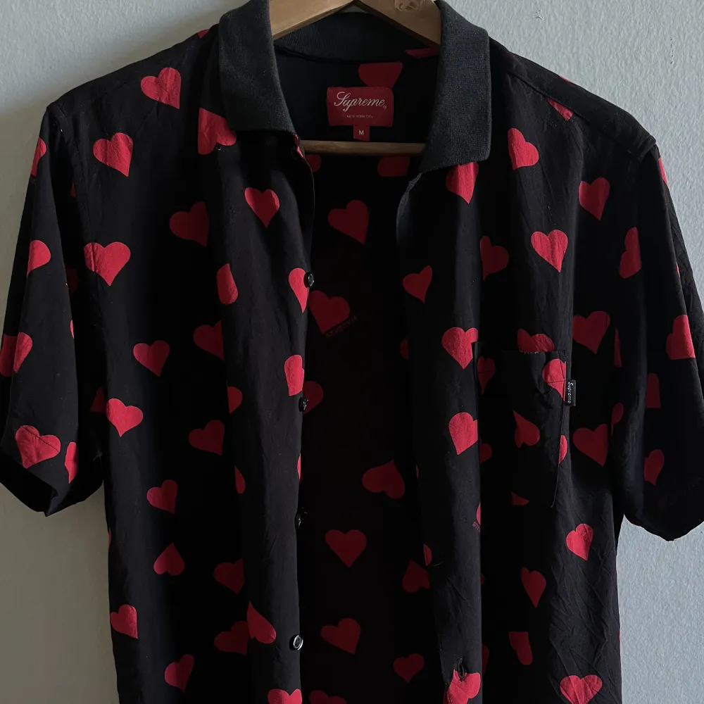 Supreme SS17 Hearts Rayon Button Up Shirt.  Använt 3 gånger så väldigt bra skick, väldigt svår att få tag i. Har du frågor är det bara att skriva :). Skjortor.