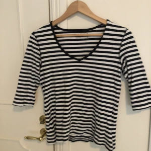 Randig kort tröja  - Randig fin kort tröja. Storlek 40💖