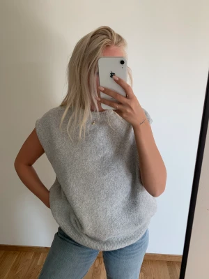 Topp - En topp. Skönt material och passar bra till allt!