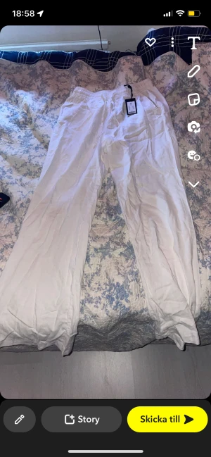 Linnebyxor  - Säljer mina linnebyxor pga att jag aldrig använder de köpte för några månader sen men blir ej använda säljer de nu helt oanvända med prislapp kvar slutsålda online 