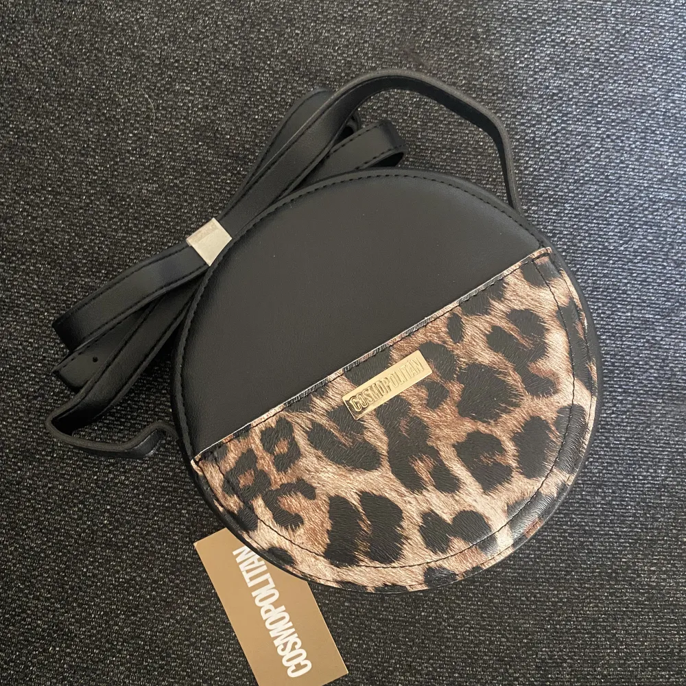 Säljer denna snygga tigereye crossbody round från Cosmopolitan. Skitsnygg!!! Helt ny och etiketten sitter kvar. . Väskor.