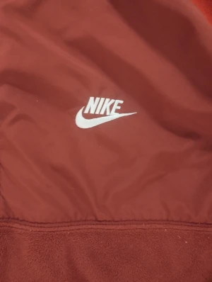 Nike Kofta  - Fina Kofta från Nike i storlek xxl men det är L-M, Skick 9/10. Om du vill ha flera bilder eller du har frågor du kan skriva till mig 🤗💛