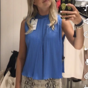 Blus - Så fin blus från zara! Använt två gånger. Köp direkt för 250kr. OBS fraktar inte möts bara upp i centrala Stockholm 
