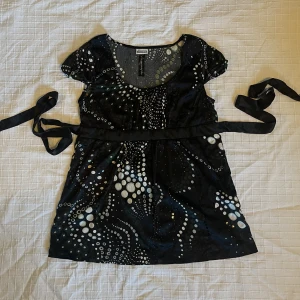 Svart mönstrad topp - Så fin svart topp med mönster och paljetter! Storlek 38 men passar större också💘  Frakt tillkommer 