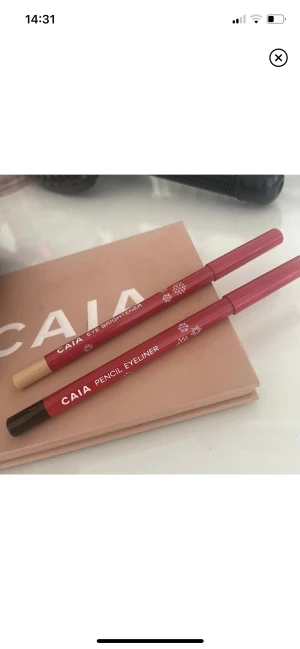 Caia eyeliner & eye brightener - Två caia ögon smink aldrig använt pågrund av att jag har redan två likadana. Originalpris 200 kr st men säljer dem för 75 kr st pågrund av ingen användning hos mig som inte använder eyeliner. 150 kr för båda.