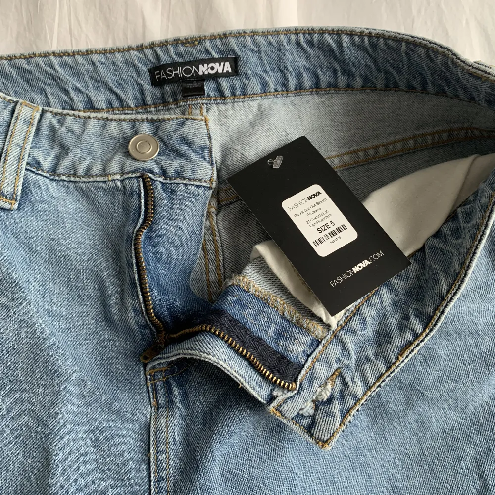 Helt oanvända baggy jeans från fashionova med lappen fortfarande på. Dem i storlek 5 vilket motsvarar storlek 36/38. Jensen säljs för 150kr +frakt❤️. Jeans & Byxor.