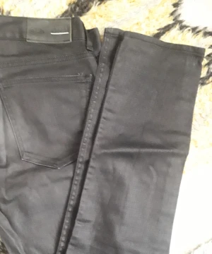 Blk dnm - Svart grå jeans i blankare material, mkt gott skick