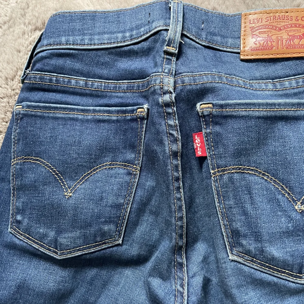 Skinny levis jeans i storlek 24 Inte mycket använda, jätte fint skick. Jeans & Byxor.