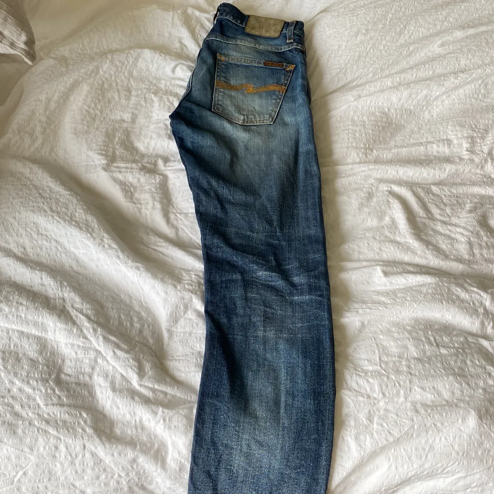 Nudie jeans i storlek 29/30 Sitter relativt tight, snygg tvätt. Jeans & Byxor.