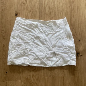 Kjol i linne med slits - Kort kjol i linne med slits från H&M i storlek M