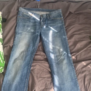 Lågmidjade byxor från sellpy - Dem är lite för korta på mig