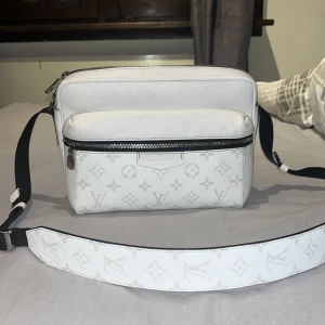 LOUIS VUITTON VÄSKA - Köpt i Grekland, Aten i louis vuitton butiken. Kvitto finns och är knappt använd