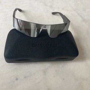Balenciaga mono rectangle solglasögon  - Knappt använda. Kvitto finns. 
