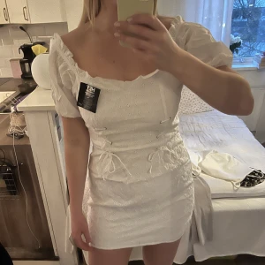 Vit klänning Nelly - Fin klänning till sommar, student, you name it! Aldrig använd med alla lappar kvar. 