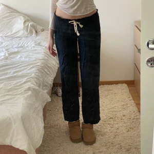 Roxy linnebyxor  - Säljer ett par svarta linnebyxor från Roxy i storlek XS. De är i superfint skick så de tyvärr inte har blivit använda. De är lite för korta för mig som är 176 cm ❤️Köpta på Zalando, nypris är 599 ❤️