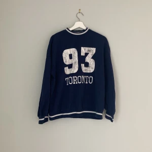 Mörkblå tjocktröja 🌊 - Mörkblå tjocktröja med texten Toronto 93, lite oversized