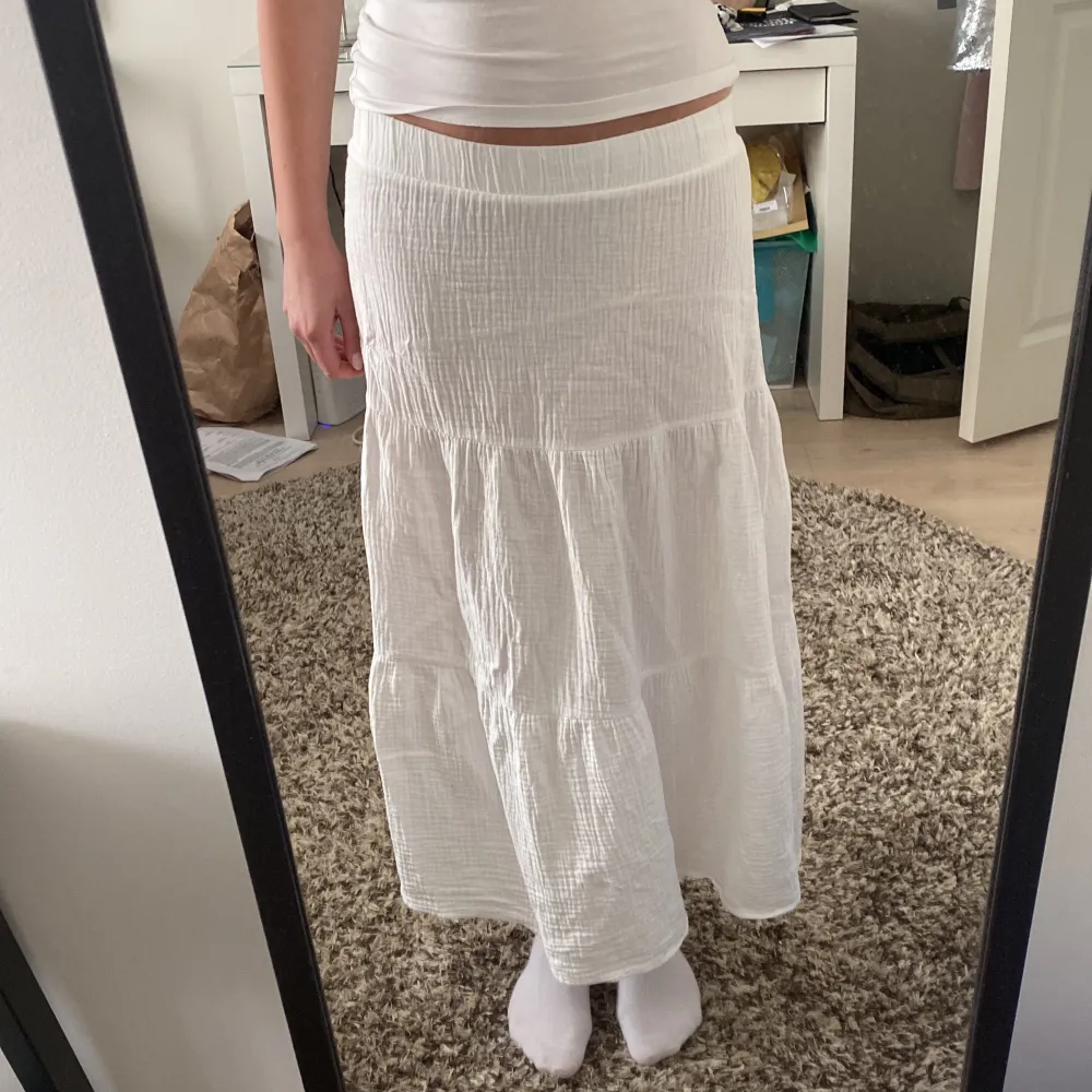Super fin vit långkjol, köpt förra sommaren, inte använt den jätte mycket, storlek M men tycker mer den sitter som en S🤍. Kjolar.
