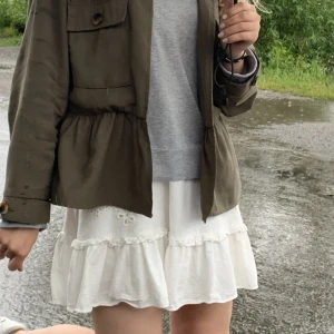 Zara sommarklänning - Sååå fin sommarklänning från zara. Strl S. Passar perfekt att ha som kjol också!! Använd en gång så i toppen skick. 250kr + 60kr frakt. TRYCK ANNARS GÄRNA PÅ KÖP NU!