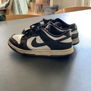 Nike dunk panda - Hej jag säljer nu ett par Nike dunk panda i sådär skick därav priset. 650kr 😊