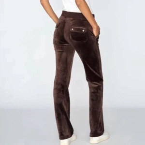 Juicy couture  - Säljer mina bruna juicybyxor då jag inte kommer till användning av dem mer. Snöret på byxorna finns inte och ena fickan är sönder men kan enkelt sys igen. Annars är byxan i bra kvalite. Skriv för fler bilder. Nypris 1100kr säljer för 500-400 snabbköp.