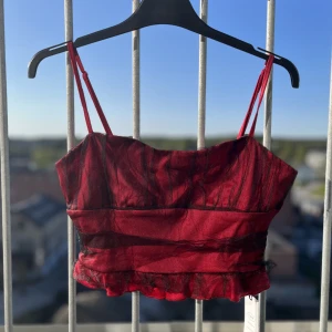 Cider Red Top🌹❣️🎈 - FRI FRAKT📦 Super fin röd Cider top i storlek M. Älskar önskar verkligen att den passa men den är för stor för mig. Jag brukar ha S så normal M skulle jag säga. Den stängs med en dragkedja i bak och har inte mycket stretch. 