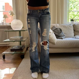 Jeans med hål! - Så snygga lågmidjade jeans med hål! Min kompis på bilden är 168❤️
