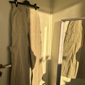 beige cargobyxa - beige cargobyxa från NA-KD insydd i midjan pga lös passform