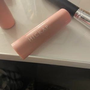 Hickap stick  - Säljer mitt hickap highliter stick i Sandy glow då det inte används. Endast testad 🩷