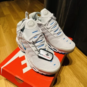 Nike air max plus  - Nästan helt nya tns som bara har används inomhus. Tyvär Finns det inte box, skicket är 10/10. 