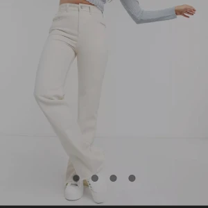 Jeans med slits - HELT OANVÄNDA! Superfina beiga jeans från Pull & Bear! Dom är midrise och har en slits i benen🤍Aldrig använda och lapparna finns kvar pga fel storlek😊 För långa för mig och jag är 158🤍 Nypris var 400 men dom går inte att få tag på längre!