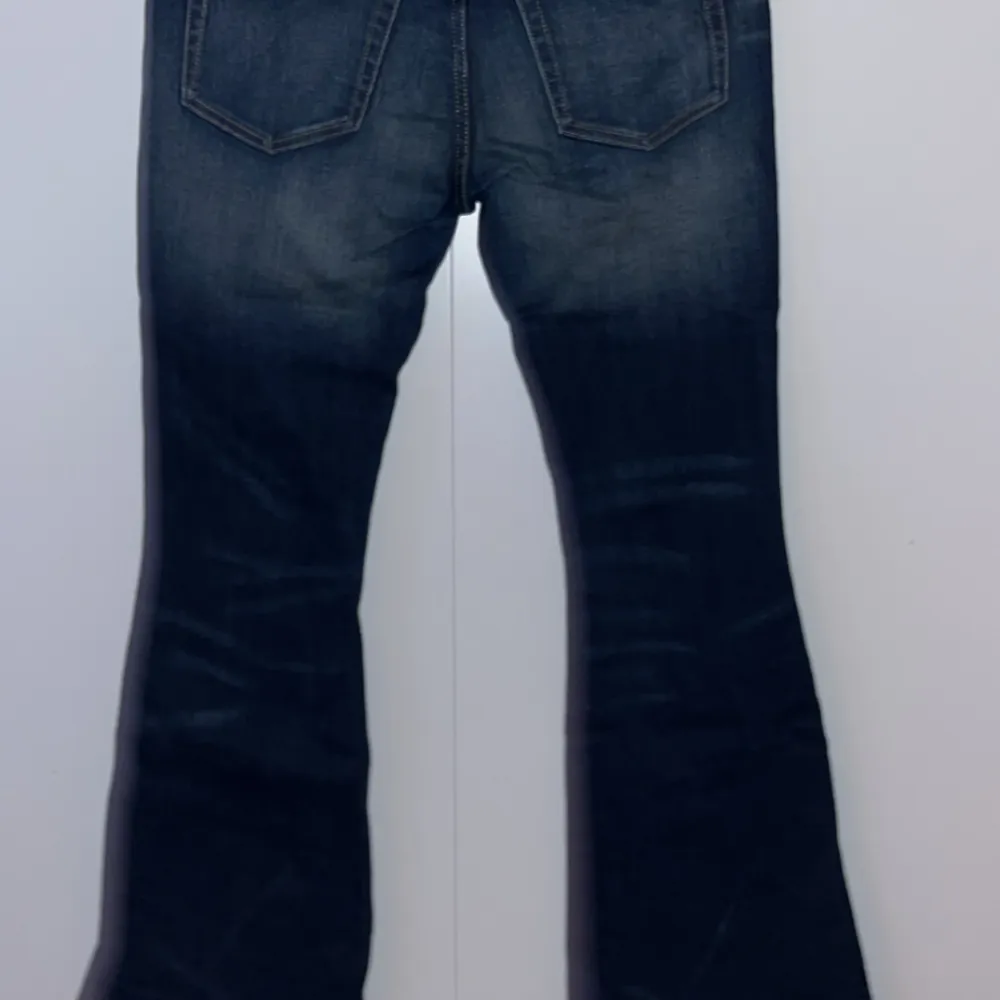 Skit snygga blå utsvängda lågmidjade jeans från weekday. Säljer då dom inte kommer till användning. Modell flame . Jeans & Byxor.