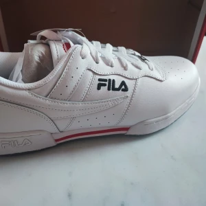 Fila x Coca cola sneakers strl 43 - Helt nya Fila x Coca cola sneakers i strl 43 komplett med kartong.