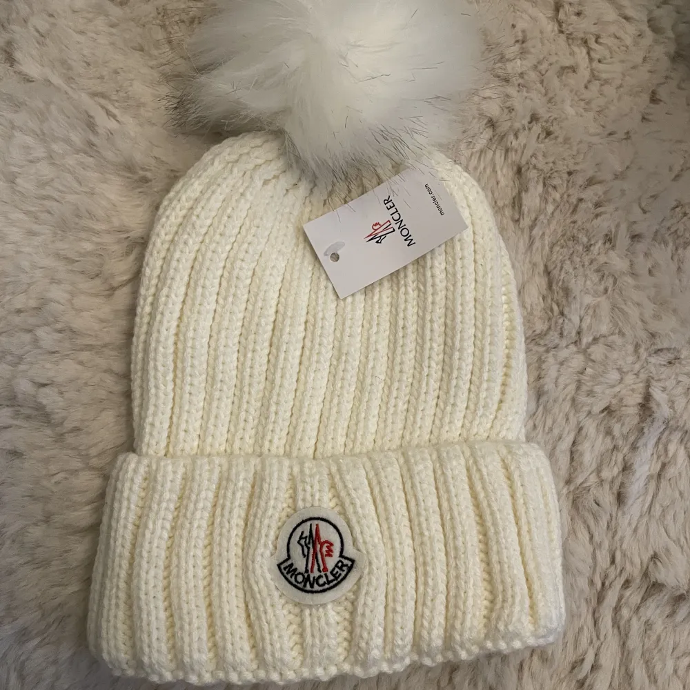 Vit moncler mössa aldrig använd. Väldigt fin. 150 kr, Hör av dig vid frågor🫶🏻. Accessoarer.