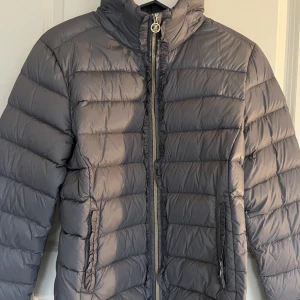 Grå vinterjacka  - Super söt grå jacka med små detaljer vid dragkedjan och fickorna. Kort i modellen och hög krage, skriv för bilder på!!  Endast använd fåtal gånger så topp skick!