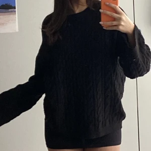 Svart stickad tröja  - Kommer inte längre till användning, ganska så nopprig men de går att få bort!