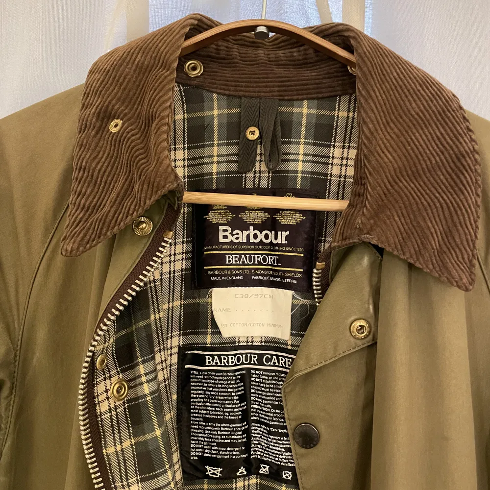 En klassisk vaxjacka från märket Barbour i ikoniska modellen Beaufort. Jackan har vissa slitningar på ärmarna, vilka lätt går bort med en ny vaxning. Storleken är 38, vilket motsvarar en europeisk Small/Medium. Nypriset är 4199 kr. . Jackor.