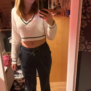 Långärmad  - Långärmad magtröja från H&M i storlek M. Säljer den då den aldrig kommer till användning💕 pris går att diskutera :))