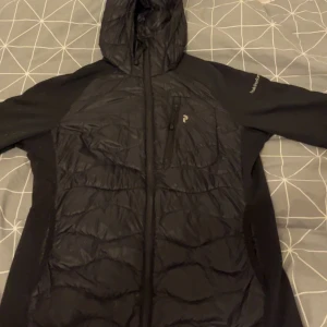 PEAK PREFORMANC JACKA - Jag säljer en peak performance jacka för ett värde på 2200 kr. Använt en säson men har inga defekter på jackan. Fungerar precis som vanligt. Jackan är slim då den formas efter din kropp.  Pris går att diskuteras.