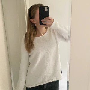 Vit stickad tröja - Super fin vit tjock stickad tröja, perfekt till vintern🤍Använd en gång.
