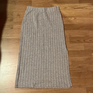 Lång kjol  - Jag säljer min kjol från shein då jag aldrig använder den! Använd typ två gånger så den är i nyskick. Pris går att diskutera:)❤️