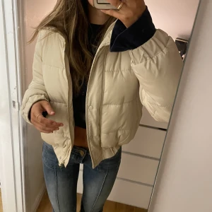 Jättevarm ljusbeige vinterjacka - Använd ca 5 ggr har inga defekter, har jättefin luva går att stänga med både dragkedja och knappar🤩