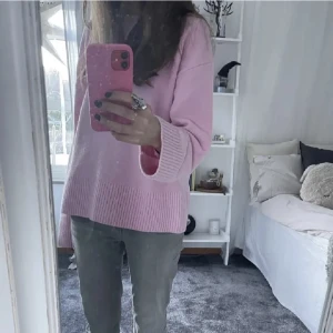 Rosa stickad tröja  - Rosa stickad tröja från other stories. Storlek XS passar även S. Använd två gånger så i jättebra skick! (Lånade bilder men likadan tröja)