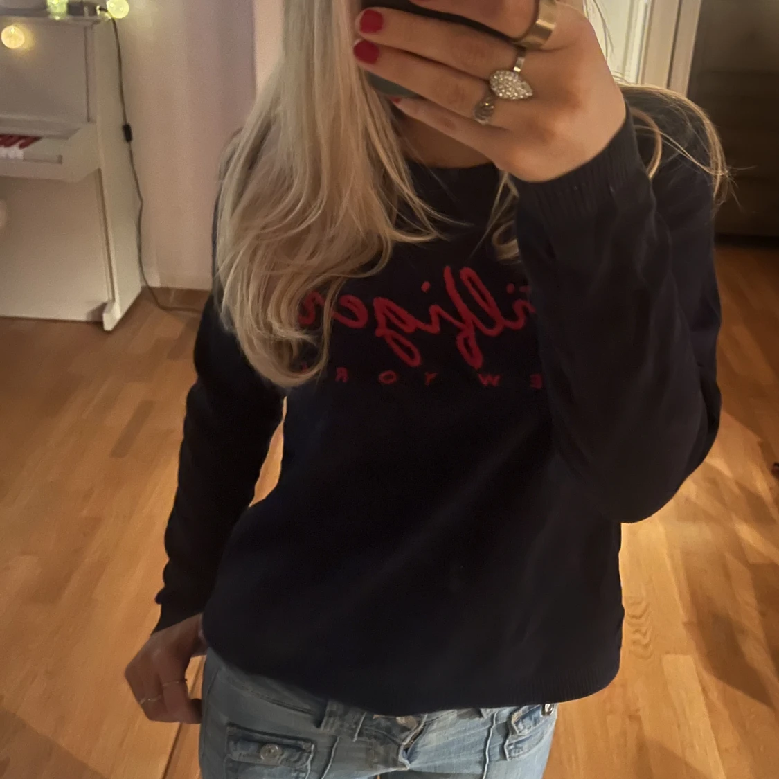 Marinblå tröja me rött tryck 