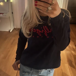 Marinblå tröja me rött tryck  - Snygg långärmad tröja. Vällanvänd. Köpt på Sellpy. Säljer då den inte används utan bara ligger i graderoben. Köparen står för frakten.❤️