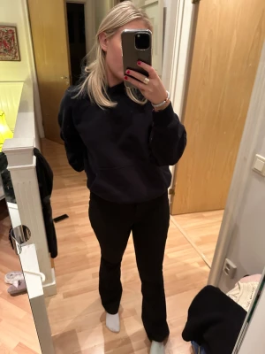 Kostymbyxor  - Svarta helt oanvända kostymbyxor med prislapp kvar!! Smyga fickor på byxorna i bak Från Topshop💕